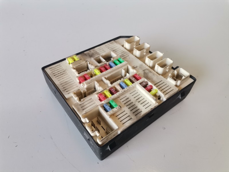 Recambio de caja reles / fusibles para renault megane iii berlina 5p k9k834 referencia OEM IAM 284B60168R  