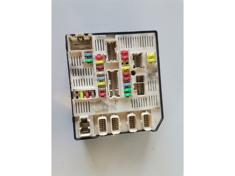 Recambio de caja reles / fusibles para renault megane iii berlina 5p k9k834 referencia OEM IAM 284B60168R  