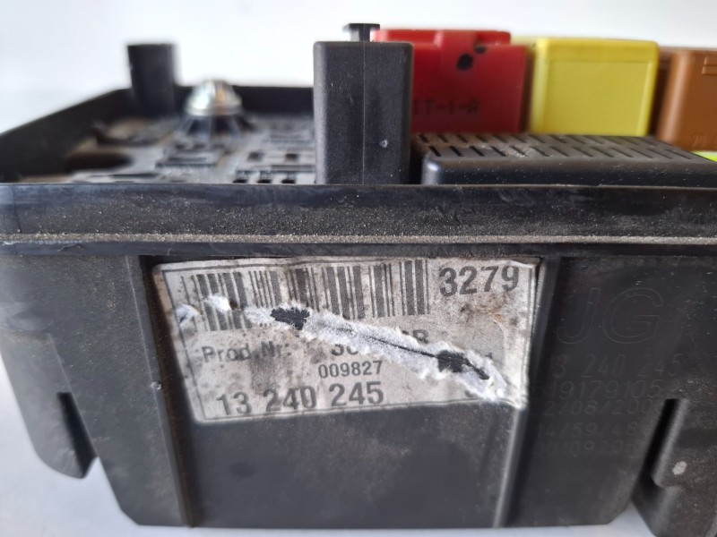 Recambio de caja reles / fusibles para opel vectra c berlina z19dth referencia OEM IAM 13240245  