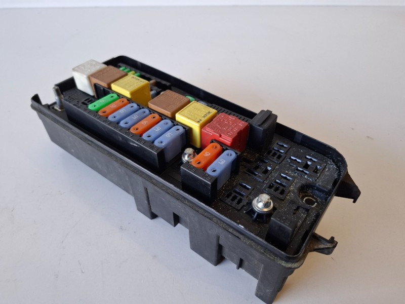 Recambio de caja reles / fusibles para opel vectra c berlina z19dth referencia OEM IAM 13240245  