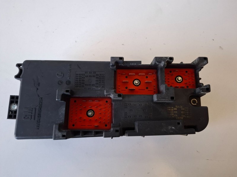 Recambio de caja reles / fusibles para opel vectra c berlina z19dth referencia OEM IAM 13240245  
