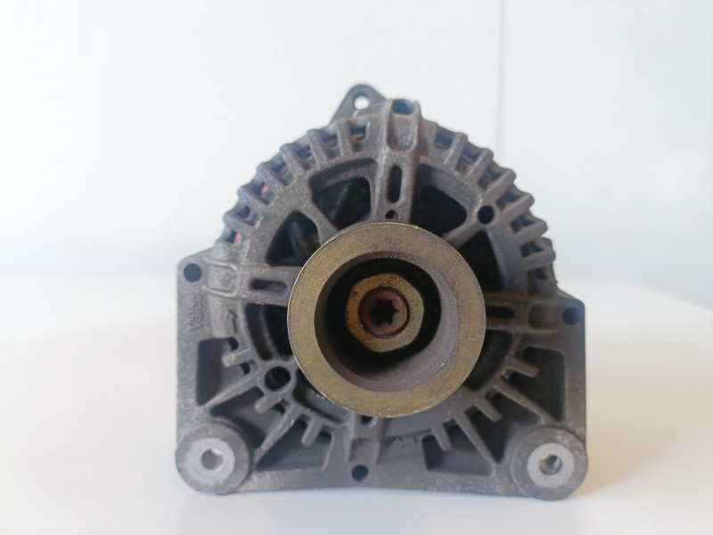 Recambio de alternador para renault megane ii berlina 5p f9q800 referencia OEM IAM 8200290215  