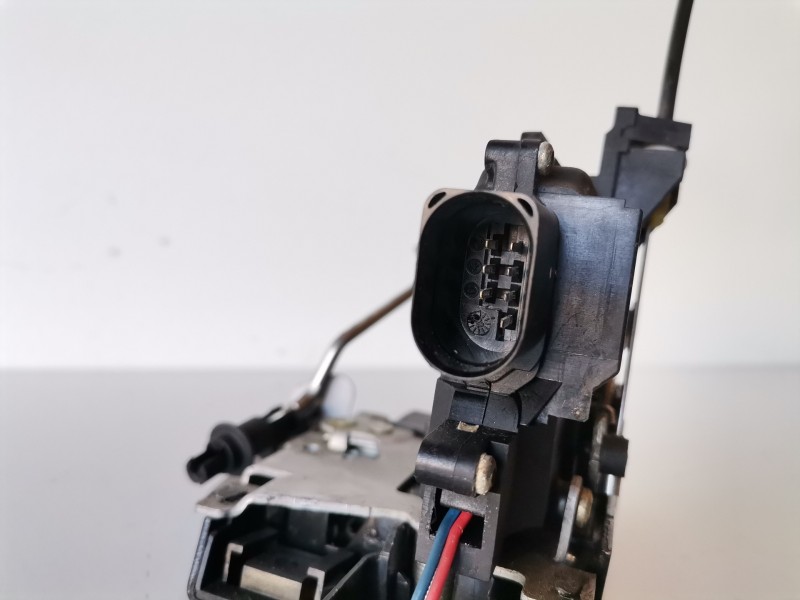 Recambio de cerradura puerta trasera derecha para audi a4 avant (8e) ake referencia OEM IAM 8E0839016C  