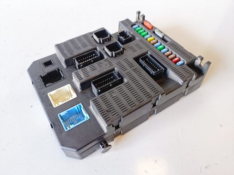 Recambio de caja reles / fusibles para citroen c4 berlina kfu referencia OEM IAM 9663576480  
