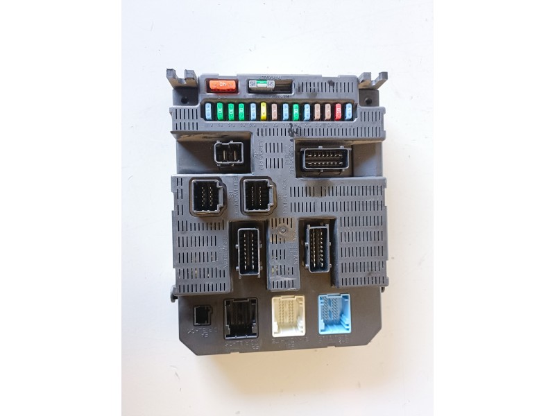 Recambio de caja reles / fusibles para citroen c4 berlina kfu referencia OEM IAM 9663576480  