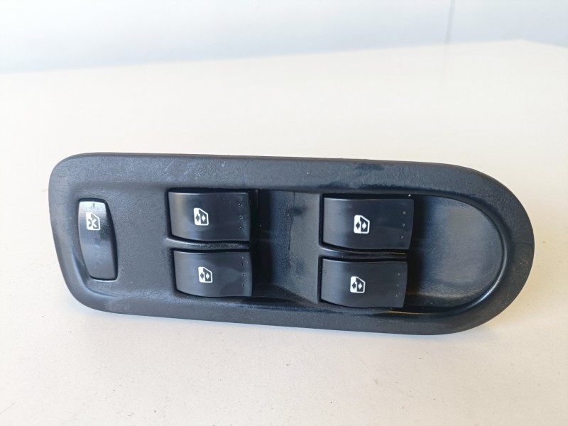Recambio de mando elevalunas delantero derecho para renault scenic ii (jm) f9q818 referencia OEM IAM 8200160603  