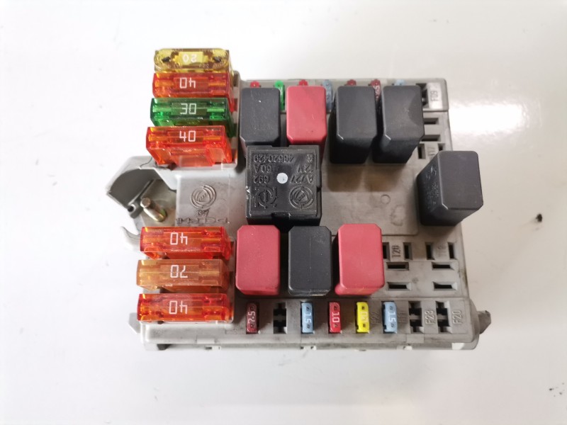 Recambio de caja reles / fusibles para fiat i doblò (119) 223b1000 referencia OEM IAM 51763772  