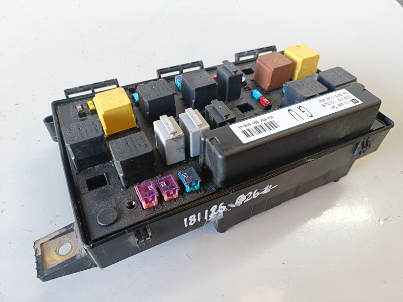 Recambio de caja reles / fusibles para opel astra h gtc z17dtr referencia OEM IAM 13206748/5DK00866848  