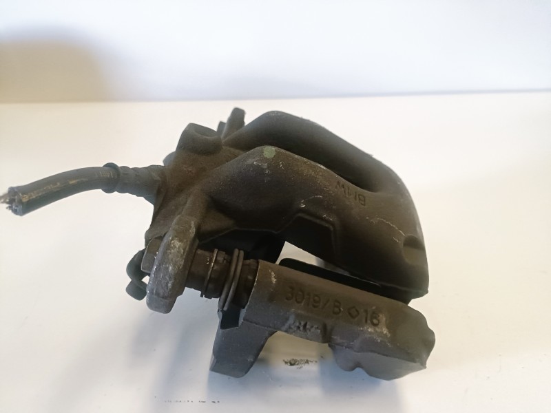 Recambio de pinza de freno delantera derecha para bmw serie 1 berlina (e81/e87) n47d20a referencia OEM IAM 3019B  