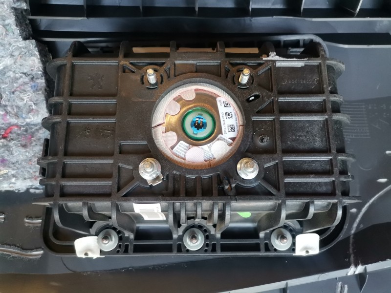 Recambio de salpicadero para peugeot 3008 9hz / 9h01 referencia OEM IAM 9685506177/9685481677  