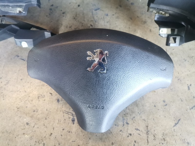 Recambio de salpicadero para peugeot 3008 9hz / 9h01 referencia OEM IAM 9685506177/9685481677  