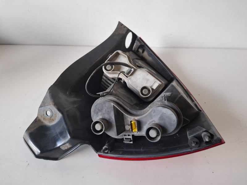 Recambio de piloto trasero derecho para renault megane ii berlina 5p k9k722 referencia OEM IAM 8200073237B  