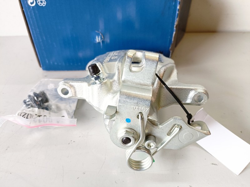 Recambio de pinza de freno trasera derecha para renault trafic iii furgón r9m450 referencia OEM IAM 135383  