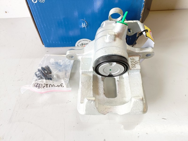 Recambio de pinza de freno trasera derecha para renault trafic iii furgón r9m450 referencia OEM IAM 135383  