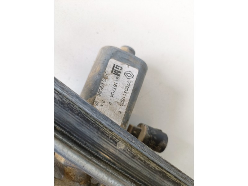Recambio de elevalunas delantero izquierdo para renault trafic ii furgón g9u730 referencia OEM IAM 7700311820F  