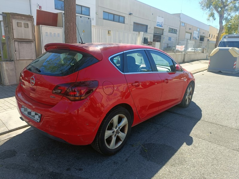 opel astra j berlina 5p del año 2010