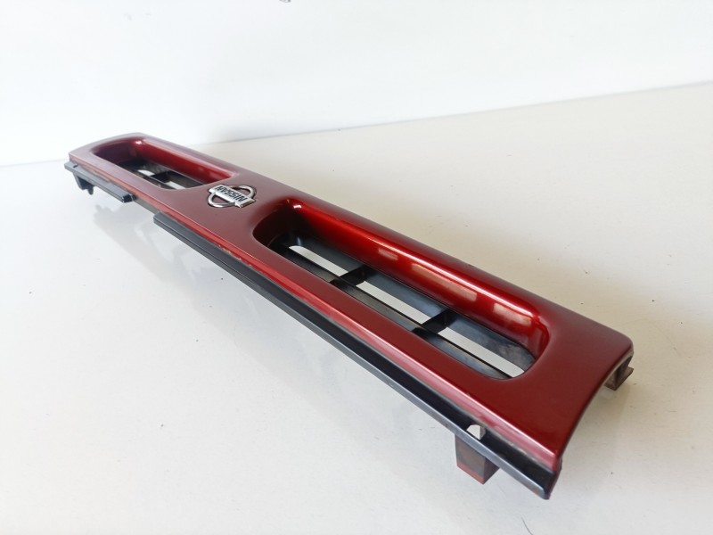 Recambio de rejilla delantera para nissan terrano ii (r20) td27t referencia OEM IAM 623100F000B1  