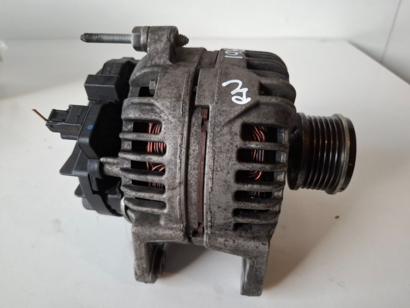Recambio de alternador para renault twingo ii k9k740 referencia OEM IAM 0124425071  