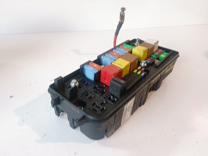 Recambio de caja reles / fusibles para opel signum z19dth referencia OEM IAM 13205800  