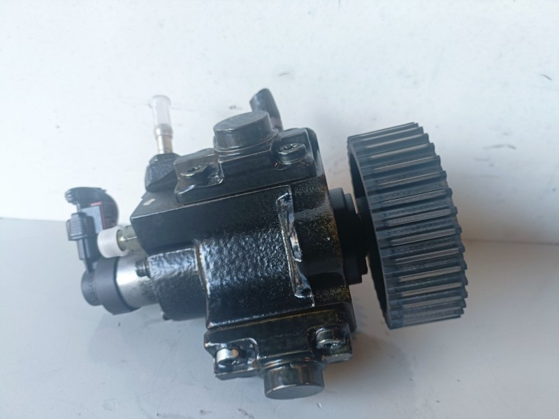 Recambio de bomba inyeccion para opel insignia berlina a20dth referencia OEM IAM 0445010193  