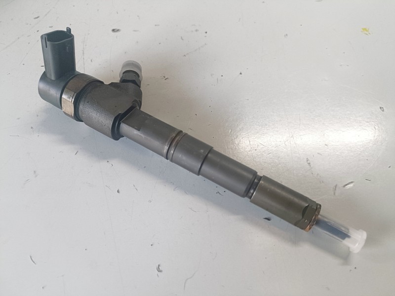 Recambio de inyector para opel insignia berlina a20dth referencia OEM IAM 0445110327  