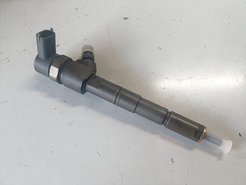 Recambio de inyector para opel insignia berlina a20dth referencia OEM IAM 0445110327  