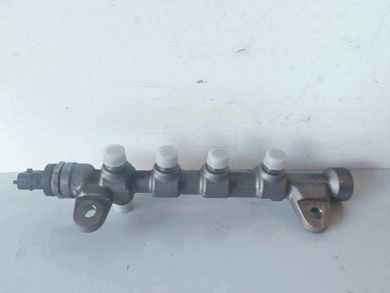 Recambio de rampa inyectora para opel insignia berlina a20dth referencia OEM IAM 0445214221/55576177  