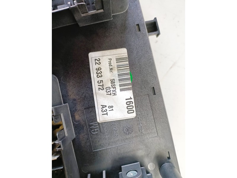 Recambio de caja reles / fusibles para opel insignia berlina a20dt referencia OEM IAM 22933572  