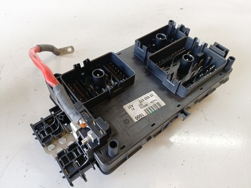 Recambio de caja reles / fusibles para opel insignia berlina a20dt referencia OEM IAM 22933572  