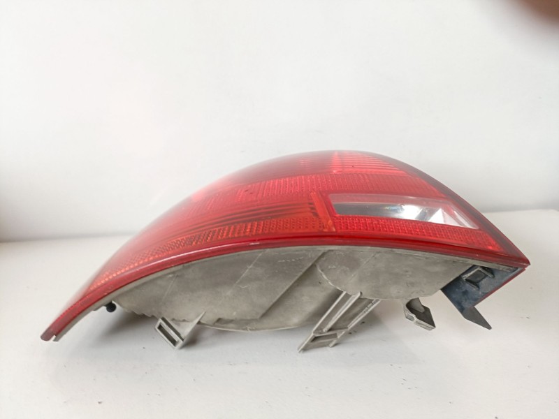 Recambio de piloto trasero izquierdo para audi a4 berlina (8e) blb referencia OEM IAM 8E9945095C  