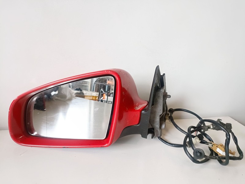 Recambio de retrovisor izquierdo para audi a4 berlina (8e) blb referencia OEM IAM 010681  