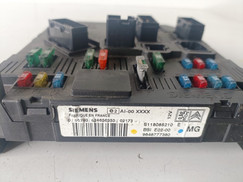 Recambio de caja reles / fusibles para peugeot 206 8hx referencia OEM IAM 9646777380/BSIE0200  