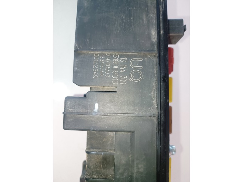 Recambio de caja reles / fusibles para opel vectra c caravan z20net referencia OEM IAM 13144709  