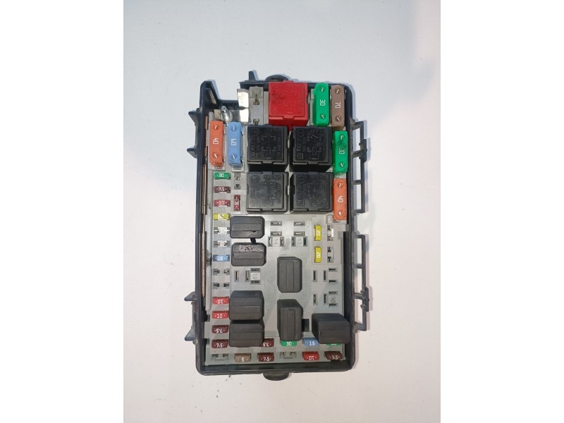 Recambio de caja reles / fusibles para opel corsa d z13dtj referencia OEM IAM 13217394EH  