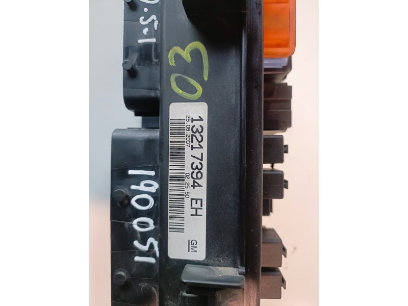 Recambio de caja reles / fusibles para opel corsa d z13dtj referencia OEM IAM 13217394EH  