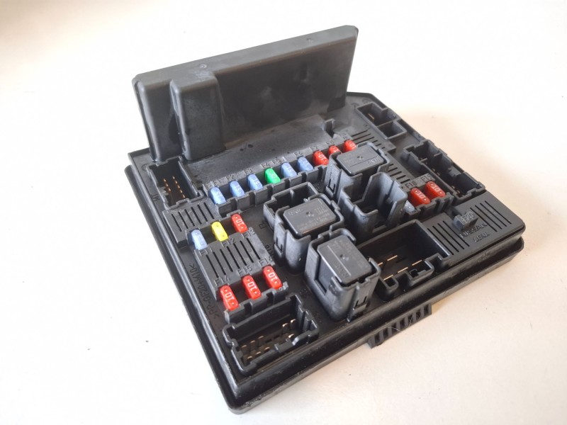 Recambio de caja reles / fusibles para nissan qashqai (j10) r9m406 referencia OEM IAM 519228043  