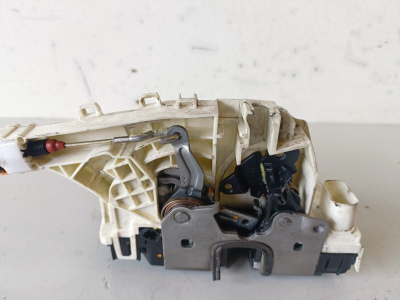 Recambio de cerradura puerta trasera derecha para mercedes-benz sprinter ii furgón 651955 referencia OEM IAM A9067400835  