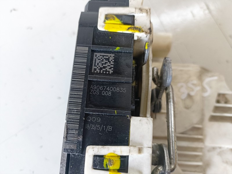 Recambio de cerradura puerta trasera derecha para mercedes-benz sprinter ii furgón 651955 referencia OEM IAM A9067400835  