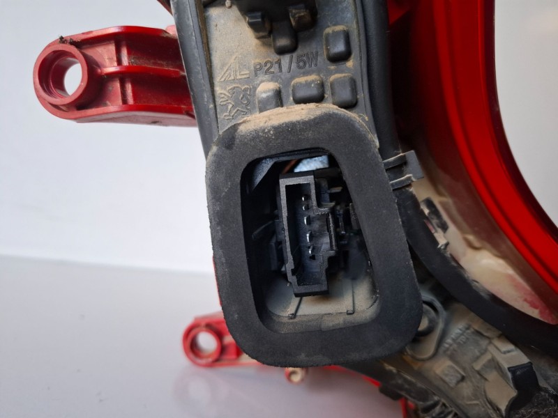 Recambio de piloto trasero izquierdo para peugeot 3008 9hz / 9h01 referencia OEM IAM 9683460880  