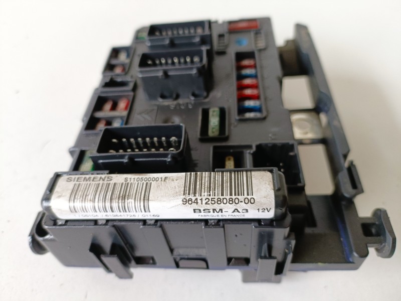 Recambio de caja reles / fusibles para citroen c5 berlina rhz referencia OEM IAM 964125808000  