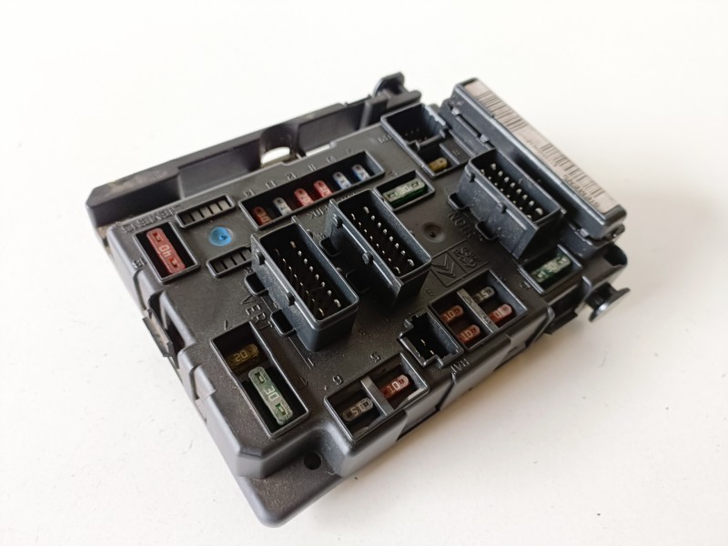 Recambio de caja reles / fusibles para citroen c5 berlina rhz referencia OEM IAM 964125808000  