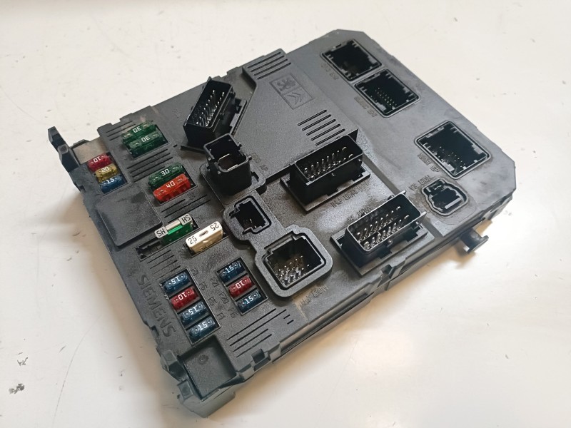 Recambio de caja reles / fusibles para citroen c3 8hx referencia OEM IAM BSIF0200  