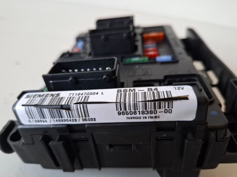 Recambio de caja reles / fusibles para citroen c3 8hz referencia OEM IAM 9650663880  