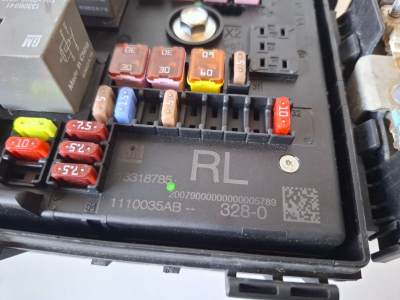 Recambio de caja reles / fusibles para opel astra j berlina 5p a20dth referencia OEM IAM 13318785  