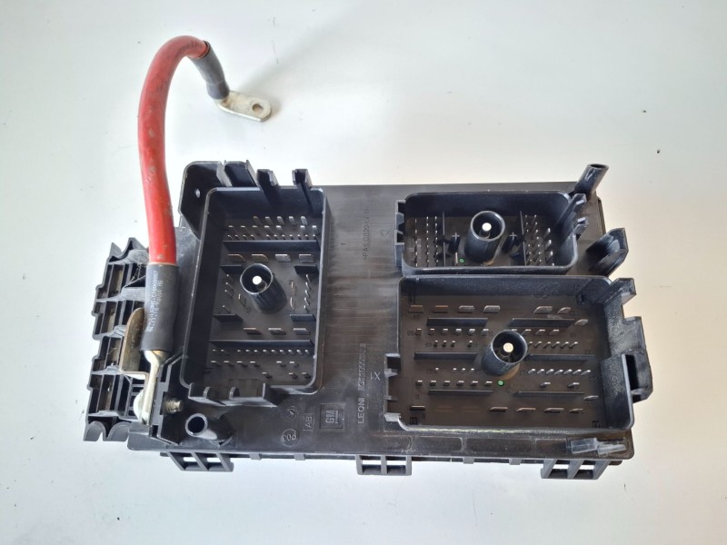 Recambio de caja reles / fusibles para opel astra j berlina 5p a20dth referencia OEM IAM 13318785  