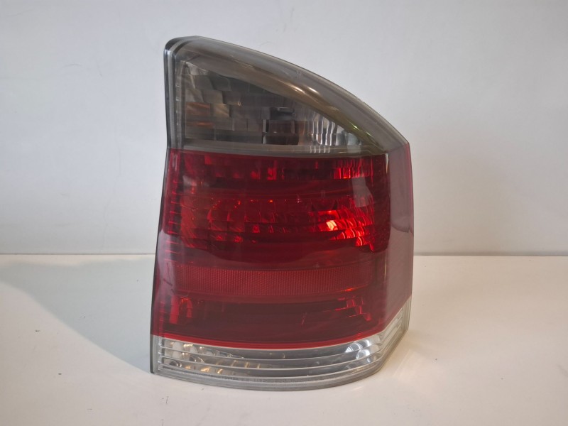 Recambio de piloto trasero derecho para opel vectra c berlina z19dt referencia OEM IAM 13157647  