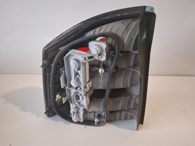 Recambio de piloto trasero derecho para opel vectra c berlina z19dt referencia OEM IAM 13157647  