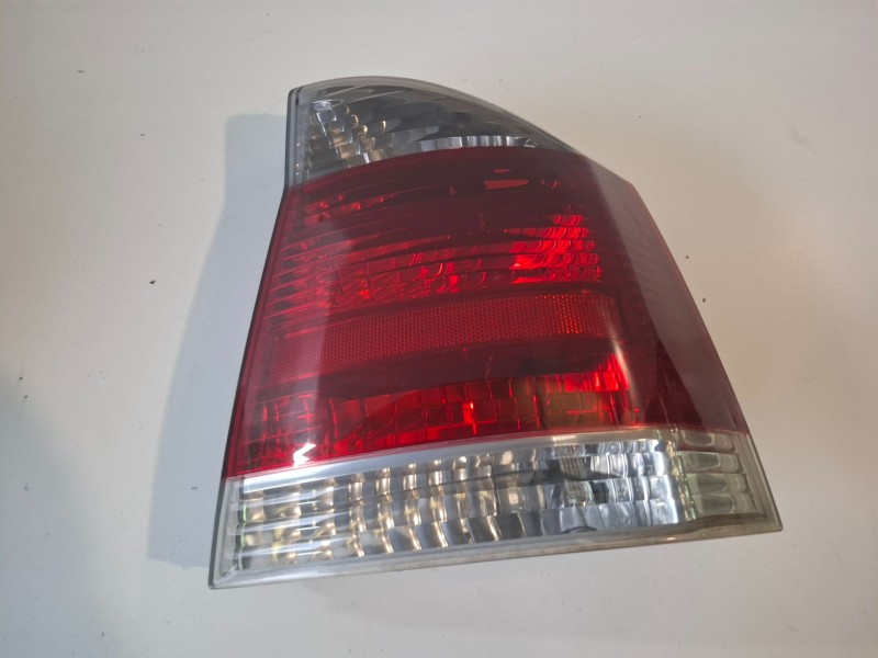 Recambio de piloto trasero derecho para opel vectra c berlina z19dt referencia OEM IAM 13157647  