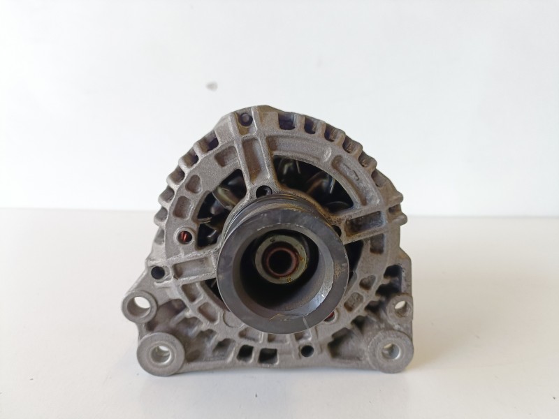 Recambio de alternador para volkswagen polo iv (9n1) bky referencia OEM IAM 037903025M  