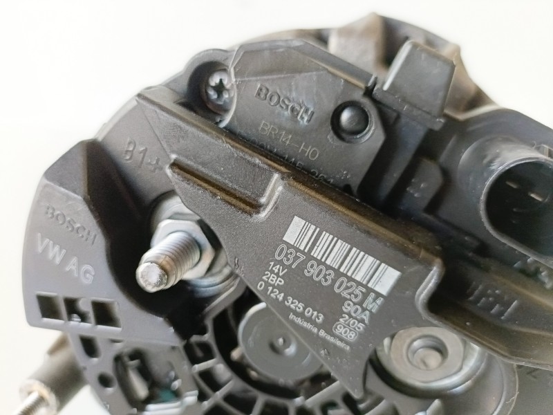 Recambio de alternador para volkswagen polo iv (9n1) bky referencia OEM IAM 037903025M  